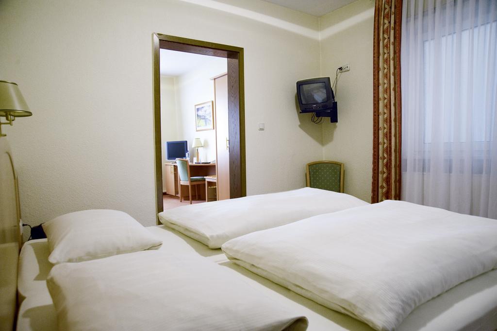 Hotel Am Schloss Darmstaedter Hof บาดฮอมบูร์ก ฟอร์ แดร์เฮอเฮอ ห้อง รูปภาพ